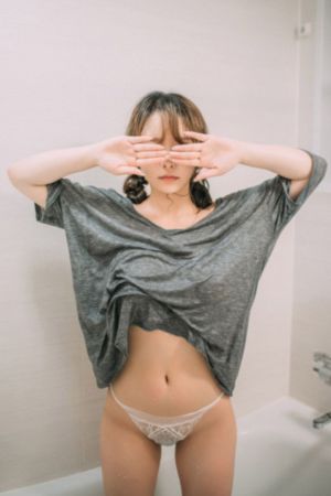 女生穿超短裙真空被看光_BD英语HD高清在线观看